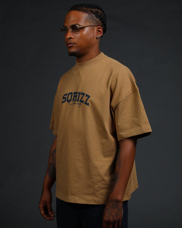 Motto Tee In Wheat/Navy