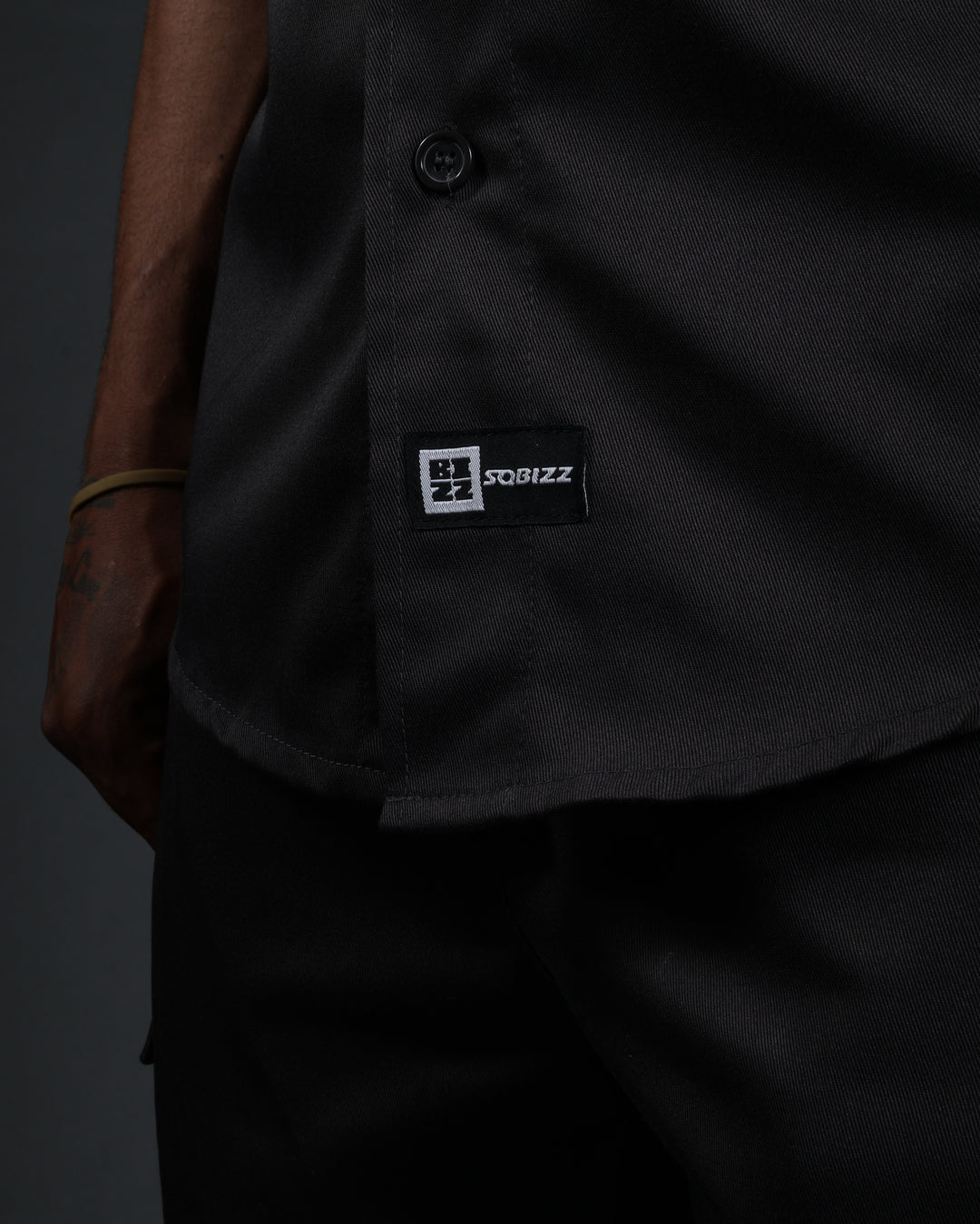 Hussle Shirt in Charcoal