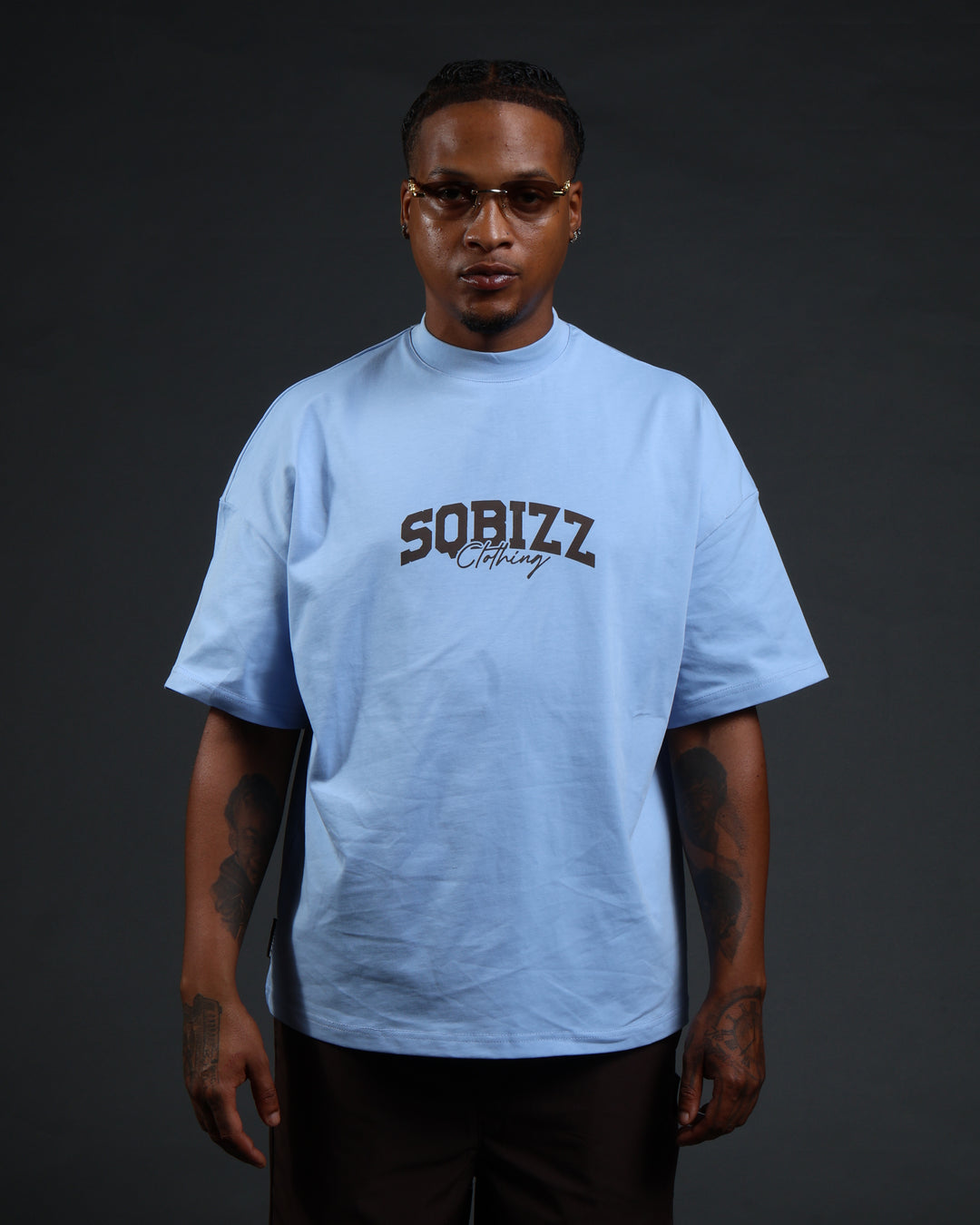 Motto Tee In LightBlue/Brown