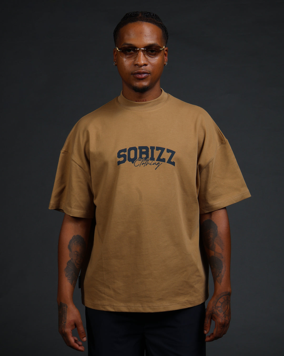 Motto Tee In Wheat/Navy
