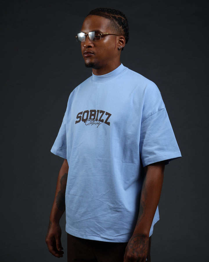 Motto Tee In LightBlue/Brown