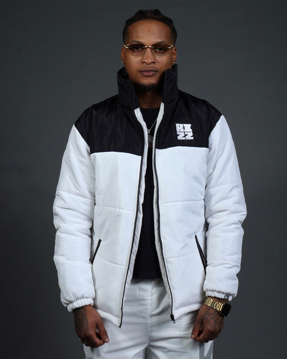 Club Puffer Jacket In White/Black