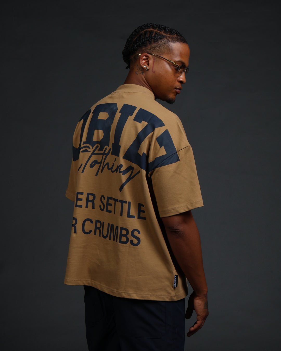 Motto Tee In Wheat/Navy