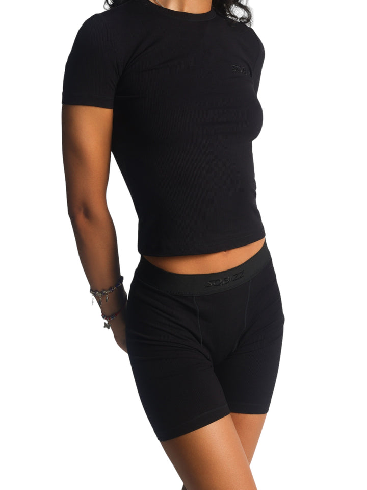 Women Essential S/S Shirt in Black