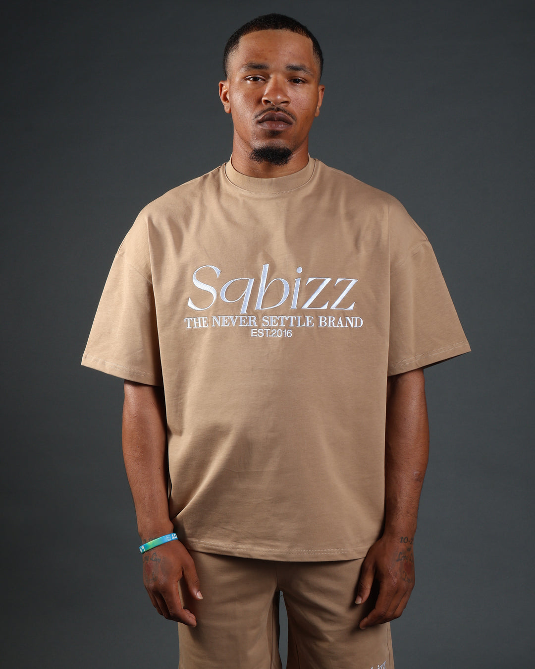 Prestige Tee in Tan/White