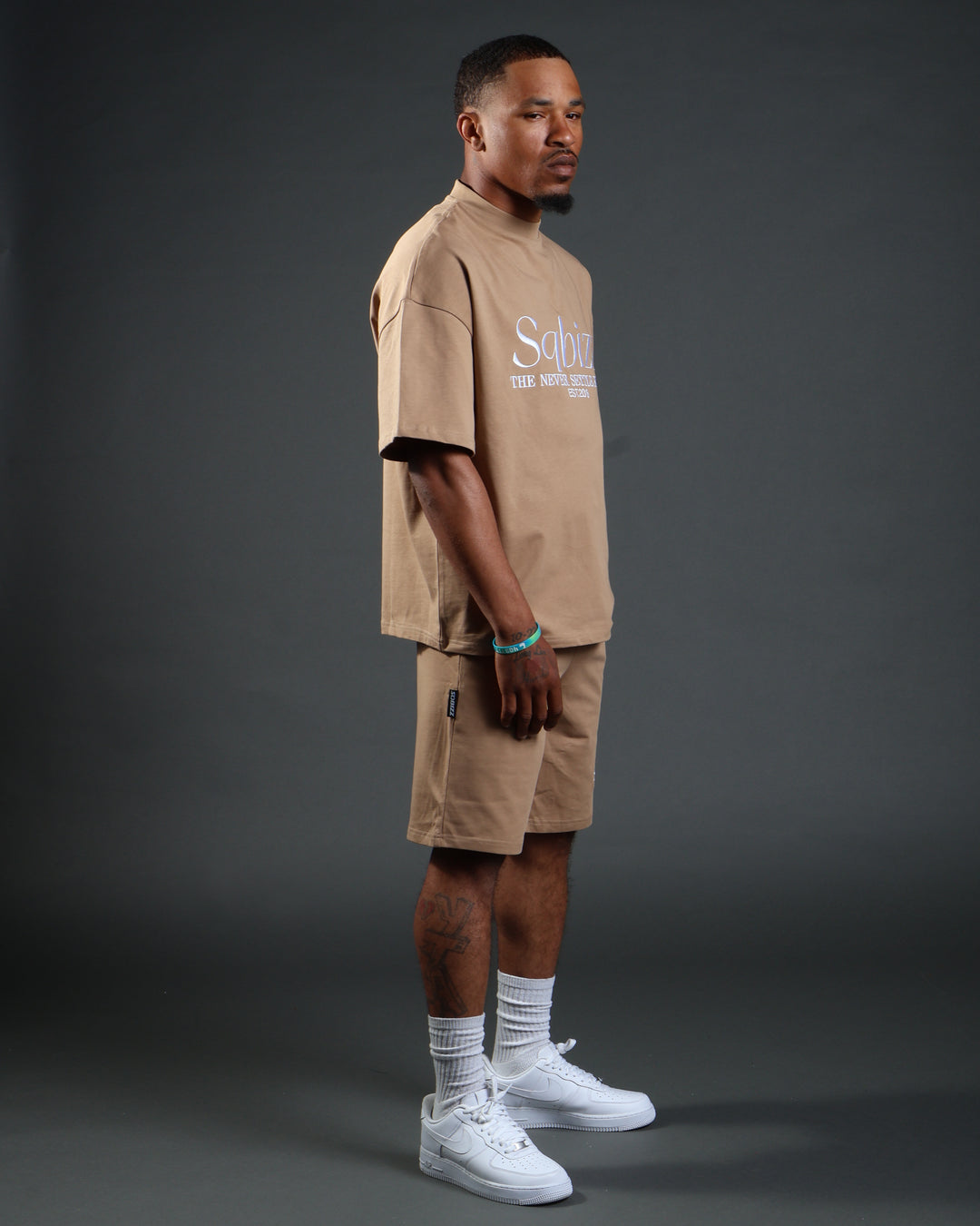 Prestige Tee in Tan/White